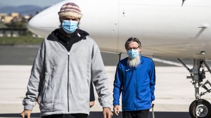 Les ex-otages italiens Nicola Chiacchio (à gauche) et Pier Luigi Maccalli (à droite), à leur arrivée à l'aéroport Ciampino de Rome, le 9 octobre 2020. (ANGELO CARCONI / AP / SIPA)