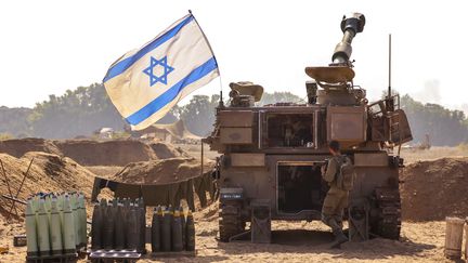 Un obusier israélien près de la frontière avec la bande de Gaza, dans le sud d'Israël, le 6 novembre 2023. (JACK GUEZ / AFP)