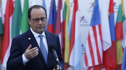  (Devant la presse, François Hollande a dit vendredi prendre les chiffres de l'OCDE "avec beaucoup de prudence" © Maxppp)