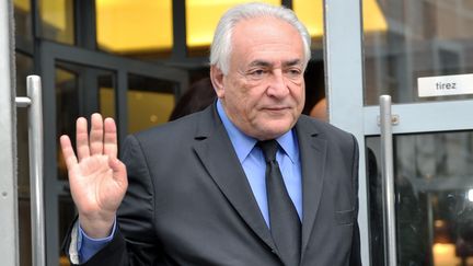 Dominique Strauss-Kahn quitte son h&ocirc;tel de Lille (Nord), le 16 f&eacute;vrier 2015. (FRANCOIS LO PRESTI / AFP)