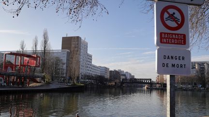 Vue sur le canal de l'Ourcq, à Paris, le 17 décembre 2017. (THOMAS SAMSON / AFP)