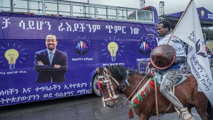 Un cavalier avec un drapeau du Parti de la prospérité à Addis-Abeba, en Ethiopie, le 7 mai 2021.&nbsp;&nbsp; (AMANUEL SILESHI / AFP)