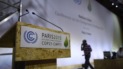 Un pupitre est installé dans une salle de conférence en prévision de la COP21, au Bourget, jeudi 26 novembre 2015.&nbsp; (MARTIN BUREAU / AFP)