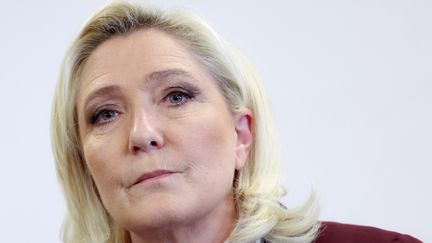 Marine Le Pen lors d'une conférence de presse à Vernon, en Normandie, le 12 avril 2022. (THOMAS SAMSON / AFP)