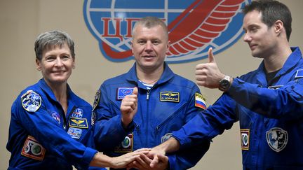 L'astronaute français Thomas Pesquet et ses deux coéquipiers juste avant leur départ pour la station spatiale internationale, le 16 novembre 2016. (KIRILL KUDRYAVTSEV / AFP)