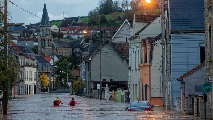 Après le passage des tempêtes Ciaran et Domingo, la commune de Saint-Etienne-au-Mont (Pas-de-Calais) est durement touchée par la crue de la Liane, lundi 6 novembre 2023. (JOHAN BEN AZZOUZ / LA VOIX DU NORD / MAXPPP)