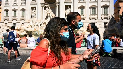 Des touristes devant la fontaine de Trevi à Rome, le 19 août 2020. Photo d'illustration. (VINCENZO PINTO / AFP)