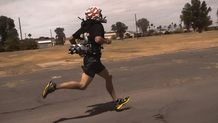 Capture d'&eacute;cran d'une vid&eacute;o post&eacute;e sur Vimeo montrant une paire de r&eacute;acteurs &agrave; placer dans le dos pour aider les soldats &agrave; courir plus vite. (ASU RESEARCH / VIMEO)