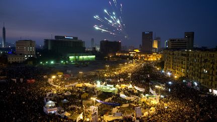 Des dizaines de milliers d'Egyptiens rassembl&eacute;s Place Tahir, au caire (Egypte), le 25 novembre 2011, pour r&eacute;clamer le d&eacute;part des militaires du pouvoir. (ODD ANDERSEN / AFP)