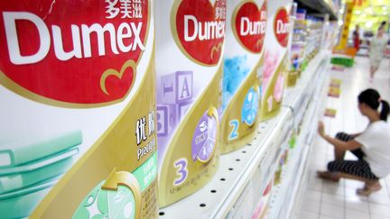 Des bo&icirc;tes de lait maternel de la marque Dumex, filiale de Danone en Chine, dans un supermarch&eacute; de Nantong (Chine), le 19 ao&ucirc;t 2013. (XU RUIPING / IMAGINECHINA / AFP)