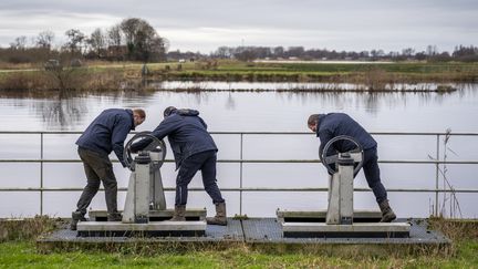 La montée des eaux sous surveillance dans la province de Friesland, dans le nord des Pays-Bas, le 4 janvier 2024 (JILMER POSTMA / ANP)