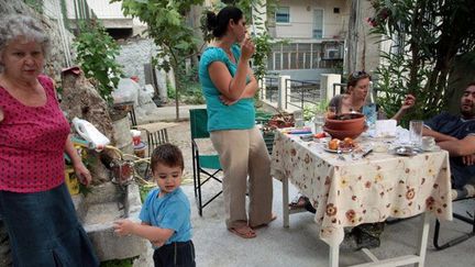 comme de nombreux jeunes couples, a dû retourner vivre chez ses parents. 

« Me voilà de retour dans la chambre où je dormais quand j’étais enfant», dit Harris, un jeune grec. (AFP PHOTO SAKIS MITROLIDIS )