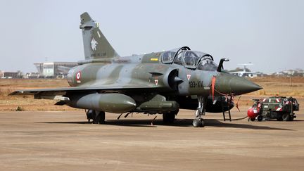 Un Mirage 2000D de l'arm&eacute;e fran&ccedil;aise &agrave; l'a&eacute;roport de Bamako (Mali), le 7 f&eacute;vrier 2013. (BENOIT TESSIER / REUTERS)