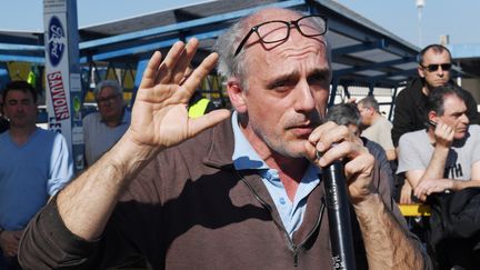 Philippe Poutou, devant l'usine de Ford Blanquefort, en Gironde, le 26 février 2019. (MEHDI FEDOUACH / AFP)