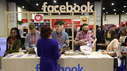 Le stand de Facebook à la conférence des conservateurs, dans l'Etat du Maryland (Etats-Unis), le 23 février 2018. (GETTY IMAGES NORTH AMERICA / AFP)