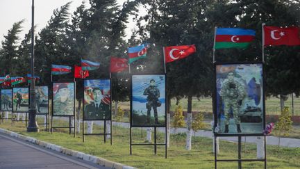 Des drapeaux azerbaïdjanais et turcs dans la ville de Choucha (Azerbaïdjan), le 30 juillet 2023. (SELCUK ACAR / ANADOLU AGENCY / AFP)