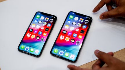 Les smartphones iPhones Xs et Xs Max (à droite) présentés le 12 septembre 2018 à Cupertino (Californie). (NOAH BERGER / AFP)