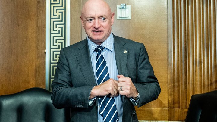 Le sénateur Mark Kelly au cours d'une audition de la commission sénatoriale de l'énergie et des ressources naturelles, en septembre 2023 à Washington. (MICHAEL BROCHSTEIN / SIPA)