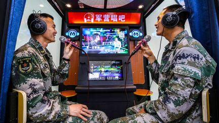 Deux soldats qui chantent dans un karaoké à Zhenjiang, en Chine, en juin 2021. (BARCROFT MEDIA / BARCROFT MEDIA)