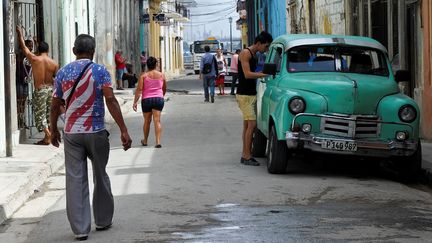 Dans une rue de La Havane à Cuba, le 26 octobre 2016 (photo d'illustration). (YAMIL LAGE / AFP)