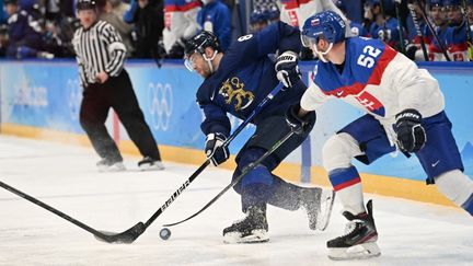 Les hockeyeurs finlandais et slovaques lors de la&nbsp;demi-finale des Jeux olympiques, le 18 février 2022, à Pékin. (KIRILL KUDRYAVTSEV / AFP)