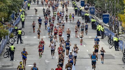 Des coureurs de la 125e édition du marathon de Boston, le 11 octobre 2021. (JOSEPH PREZIOSO / AFP)