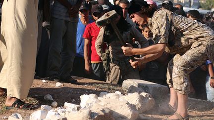 Image mise à disposition le 2 juillet 2015 par un organe de propagande islamiste, "Weyalat Halab", et présentée comme la destruction d'antiquités à Palmyre.
 (HO / WELAYAT HALAB / AFP)