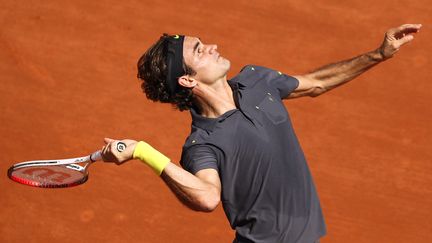 Roger Federer s'est qualifi&eacute; pour le deuxi&egrave;me tour de Roland-Garros en battant Tobias Kamke, lundi 28 mai 2012. (KENZO TRIBOUILLARD / AFP)