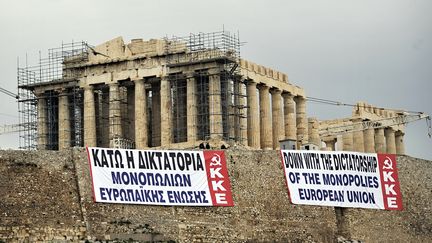 Des militants du front communiste syndical grec Pame ont d&eacute;ploy&eacute; ces deux banderoles g&eacute;antes sur l'Acropole &agrave; Ath&egrave;nes (Gr&egrave;ce), le 11 f&eacute;vrier 2012. (LOUISA GOULIAMAKI / AFP)