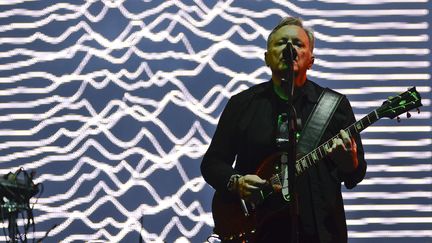 Bernard Sumner de New Order en concert le 6 avril 2014 à Sao Paulo au Brésil. (LEVI BIANCO / BRAZIL PHOTO PRESS / AFP)