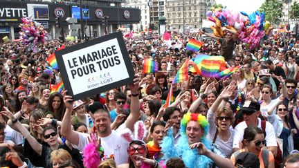 Des personnes participent à la Marche des fiertés le 30 juin 2012 à Paris. (MAXPPP)