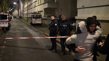 La police bloque la rue de Villeurbanne (Rhône) où deux hommes ont été tués d'une rafale d'arme automatique, dimanche 7 février. (JEAN-PHILIPPE KSIAZEK / AFP)