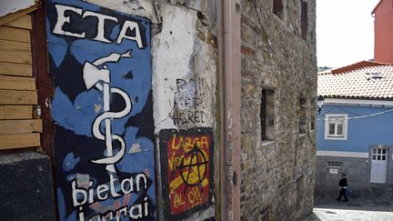 Le logo de l'organisation ETA sur un graffiti dans le village de Bermeo (Espagne), le 30 mars 2017. (ANDER GILLENEA / AFP)