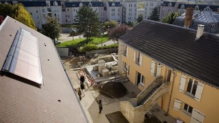 Logements relais sociaux construits notamment par la Fondation Abbé Pierre, à Palaiseau, le 5/11/2009 (© AFP/Martin Bureau)