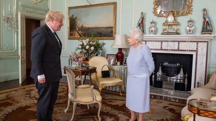 Le Premier ministre britannique, Boris Johnson, rencontre la reine Elizabeth II pour leur audience hebdomadaire à Buckingham Palace, à Londres, le 23 juin 2021. (DOMINIC LIPINSKI / POOL / AFP)