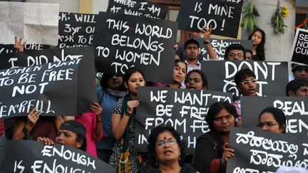 Manifestation &agrave;&nbsp;Bangalore en Inde le 21 d&eacute;cembre 2012 apr&egrave;s le viol collectif&nbsp;d'une jeune femme de 23 ans qui avait &eacute;t&eacute; prise &agrave; partie par six hommes dans un autobus, viol&eacute;e &agrave; plusieurs reprises, battue et jet&eacute;e ensuite hors du v&eacute;hicule avec son compagnon (MANJUNATH KIRAN / AFP)