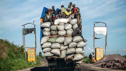 Un camion transportant des sacs de charbons de bois franchit un point de contrôle sur la route qui mène de Matadi à Kinshasa, le 10 novembre 2018.&nbsp; (JUNIOR D. KANNAH / AFP)