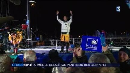 Armel Le Cléac'h a été accueilli en héros à son arrivée aux Sables-d'Olonne. (FRANCE 3)