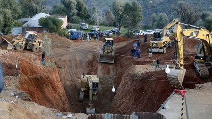 Les autorités marocaines et les pompiers s'activent pour sortir Rayan du puits dans lequel il est tombé près de la ville de Bab Berred, le 3 février 2022. (STR / AFP)