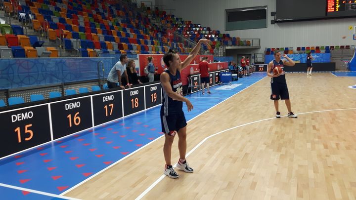 Céline Dumerc, à l'entraînement à Prague, le 14 juin 2017. (XAVIER MONFERRAN / FRANCEINFO)