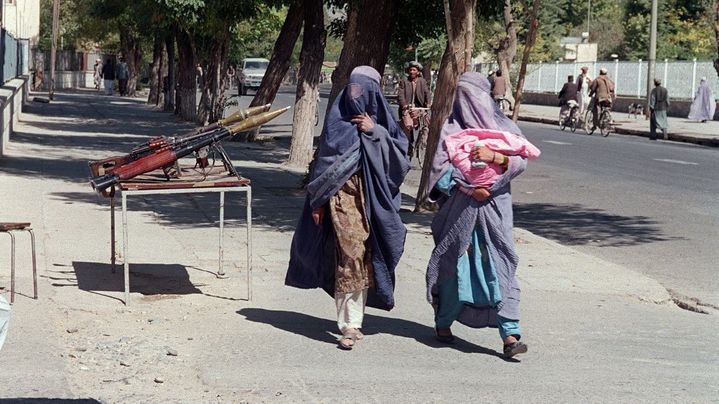 Des femmes portant le tchadri marchent dans les rues de Kaboul, au lendemain de la prise de la capitale afghane par les talibans, le 28 septembre 1996. (SAEED KHAN / AFP)