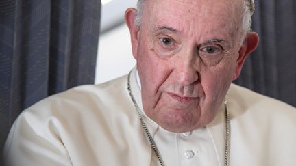 Le pape François, dans l'avion qui l'a ramené d'un voyage en Grève, le 6 décembre 2021. (ALESSANDRO DI MEO / AFP)