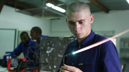 Emmanuel Macron veut rétablir le service militaire pour les jeunes de 18 à 21 ans qui sont "aptes".&nbsp; (JOEL SAGET / AFP)