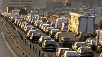 Les particules fines sont &eacute;mises par les voitures diesel. (JACQUES LOIC / PHOTONONSTOP / AFP)