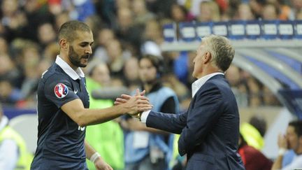 Karim Benzema et Didier Deschamps lors du match France-Portugal, le 11 octobre 2014 au Stade de France.&nbsp; (JEAN MARIE HERVIO / DPPI MEDIA)