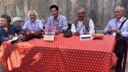 Le photographe de la guerre du Vietnam Patrick Chauvel (à gauche) avec ses confrères du Nord-Vietnam, Doan Cong Tinh, Chu Chi Thanh, Maï Nam and Hua Kiem, à Perpignan en 2014. (ERIC BARADAT / AFP)