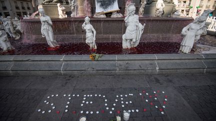 Le prénom Steve écrit avec des bougies, au pied de la fontaine de la Place Royale à Nantes, le 30 juillet 2019. (LOIC VENANCE / AFP)