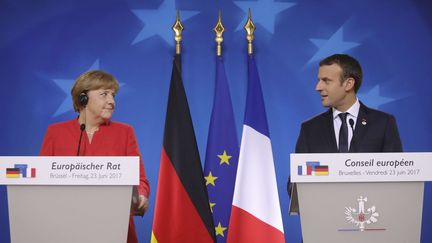 Angela Merkel et Emmanuel Macron devant la presse à Bruxelles, le 23 juin 2017. (OLIVIER MATTHYS / AP / SIPA)