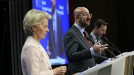 Ursula von Der Leyen (à gauche) et Charles Michel (au centre) lors du sommet europeen, à Bruxelles, le 10 février 2023. (NICOLAS LANDEMARD / LE PICTORIUM / MAXPPP)