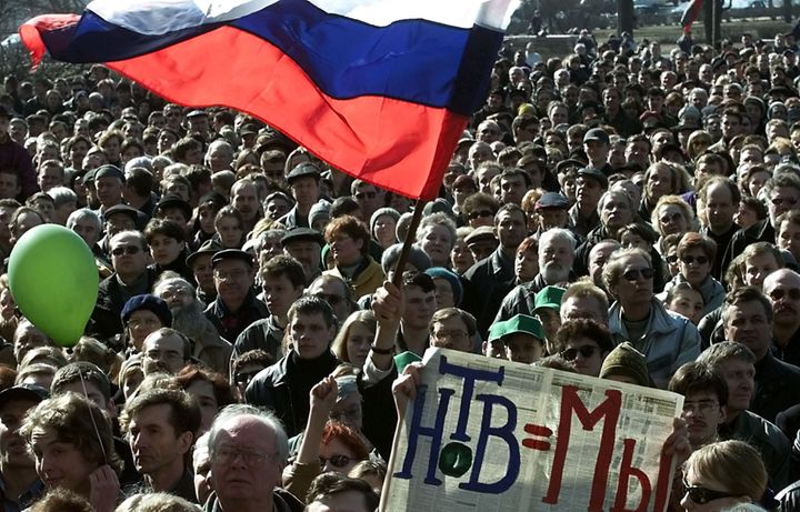 Vague de protestation en Russie pour soutenir la chaîne indépendante NTV - ici, à St-Pétersbourg, le 8 avril 2001. Sur la banderole : «NTV, c'est nous». (Reuters)